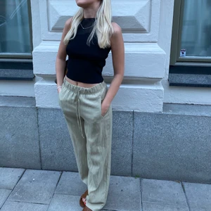 Byxor från zara - Suuuper fina gröna byxor från zara i storlek S med slits nere vid foten. Hör av dig för fler bilder eller frågor🤍