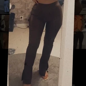 Bruna skinn byxor - Helt nya bruna skinnbyxor med slits från Nelly.             Säljer pga fel storlek.                                                    Nupris- 499 kr.                                                              Mitt pris; 200 kr                                                           Frakt tillkommer! 