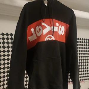Levis Hoodie M - Levis hoodie i Storlek M. Sitter boxy, snygg passform imo.