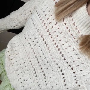 Stickad tjöja 🤍 - Andvänt dena tjöjan Max 3 gånger.köpt från ASOS.💗