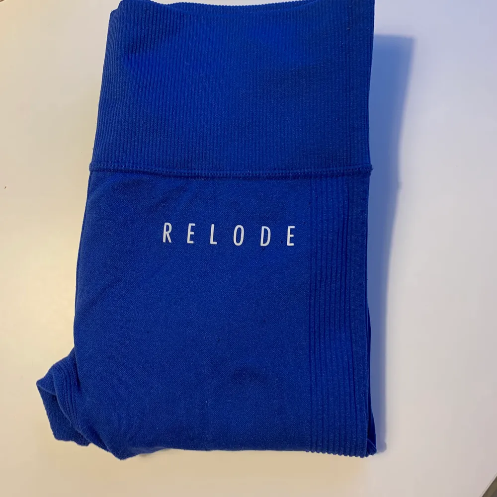 Säljer ett par tights från relode i storlek XS, dem är lite noppriga vid benen (vaderna) som ni kan se, går säkert att fixa lätt om man vill det. #relode. Övrigt.