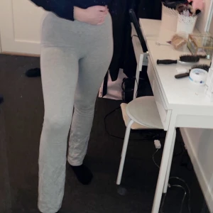 Gråa tights - Ljusgrå tights, vida nedtill! Aldrig använda✨ Storlek S!