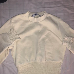 Tröja med fina detaljer, storlek XS!  - Jättefin ljusgul tröja med fina detaljer. Jättefint skick, använd max 2 gånger. Tröjan är från New Yorker