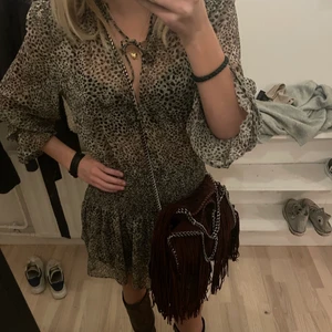 Leopard klänning Zara - Slutsåld leopard klänning ifrån Zara. Knappt använd och har inga slitningar💞 bud på 380!