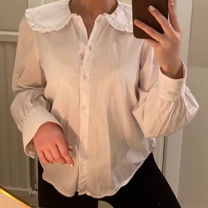 Skjorta/blus  - Superfin skjortblus från HM i storlek XS med fina detaljer vid krage och ärmar. Använd endast ett fåtal gånger 