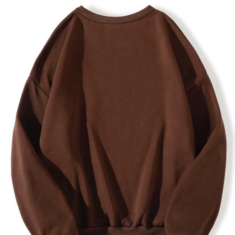 Säljer min bruna sweatshirt! OBS, tröjan på 1/2 är exakt samma tröja som tröjan på bild 3. Men texten är annorlunda som ni ser om ni bläddrar. Annars är tyget samma och samma färg. Storleken är M. Hoodies.