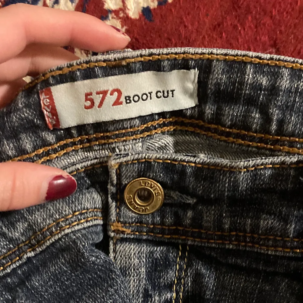 Säljer dessa asnajs lågmidjade Levis jeans i modellen 572 bootcut!🤓. Jeans & Byxor.