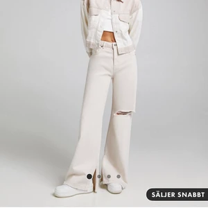 Jeans - Super vida byxor med slits, ganska långa. Endast provade. Stora i storleken, har vanligtvis 44. Kan mötas upp eller skickas. Köparen betalar frakt