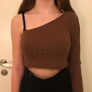 Brun off shoulder topp - Jättefin topp från Shein som endast varit använd ett fåtal gånger. Säljer då den inte kommer till användning. Nypris 100kr, säljer för 50kr. Köpare står för frakt❤️