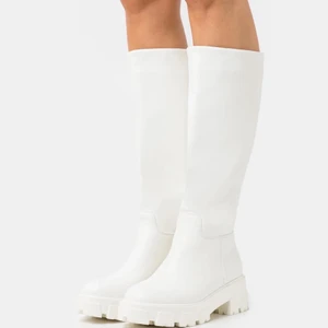 Vita boots - Säljer dessa vita boots i storlek 38, från Gina tricot🤍 använda ca 4-5 gånger så nästan som nya! Skriv om ni har frågor eller vill ha fler bilder! Kram🤍 alla priser kan diskuteras!