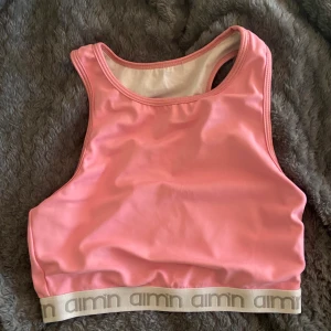 Sporttopp aim'n - Sporttopp från aim'n i storlek xs. Fint skick! 80kr+frakt.💗