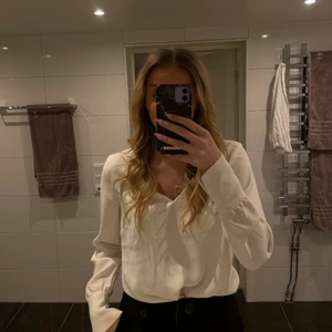 Blus från H&M - använd en gång, v-ringad, detaljer i armarna🤍 pm vid frågor/ önskemål om fler bilder 
