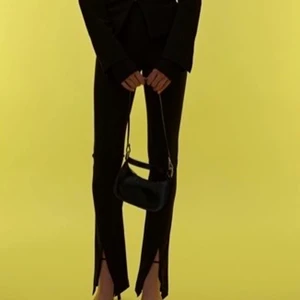 Zara byxor med slits - Svarta leggings från zara med flare och sprund. Köpta i början av 2020, finns ej längre att köpa i butik. Oanvända 🤍