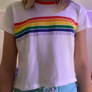 T-shirt med regnbåge. Kan vara support för bi/homosexuella men måste inte vara! Är från monki. Köparen står för frakten!  ❤️