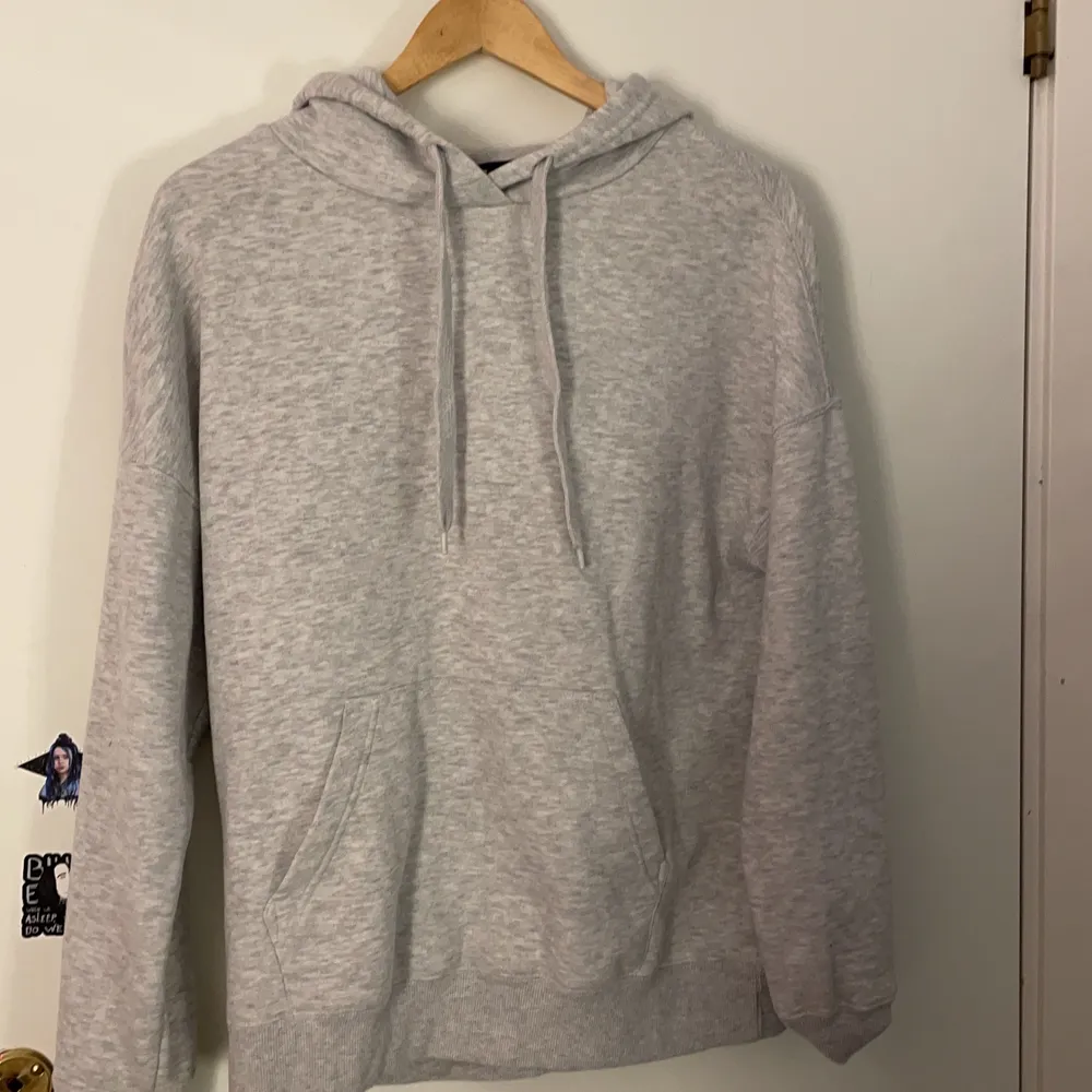 En grå hoodie, köpt på New Yourker med märket FB sisters. Storlek S, men är lite overzised. Använd men fri från fläckar och är i ett bra skikt. . Hoodies.
