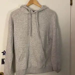 En grå hoodie, köpt på New Yourker med märket FB sisters. Storlek S, men är lite overzised. Använd men fri från fläckar och är i ett bra skikt. 
