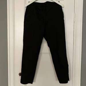 Svarta kostymbyxor från H&M, cropped modell. Storlek 36. 😊