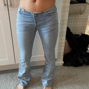 Såååå galet snygga byxor/jeans från Weekday!! De har liksom ingen ”kant” där uppe vilket gör dem unika och så coola! Älskar dessa🥺 