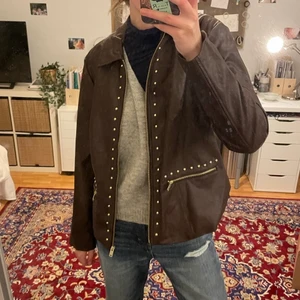 Skinnjacka - Brun/mörkröd skinnjacka! Helt oanvänd! Står ingen storlek men är som en M/L💕 SÄLJER EN LIKADAN FAST SVART!
