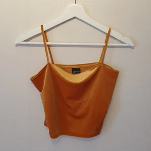 Linne från Ginatricot - Ett guldigt linne från Ginatricot, strl S. Aldrig använd :) Köparen står för frakt