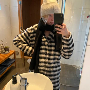 Armani halsduk - Emporio Armani Halsduk🤍 som ni ser är den aldrig använd då prislappen sitter kvar.  Nypris är runt 1000kr men jag säljer den för 350kr😍