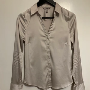 H&M skjorta storlek S - Mycket fin beige, siden skjorta från H&M i storleken S. Mycket bra skick.