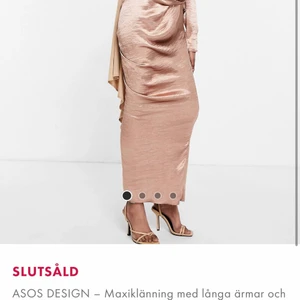 Klänning - Säljer denna oanvända klänningen prislappen finns kvar, endast testat den! Storlek Xs