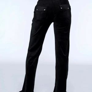 Juicy Couture - Söker ! Ett par svarta Juicy Couture byxor i storlek xs eller s ! Till ett rimligt pris! Söker även grå i xs-s! 