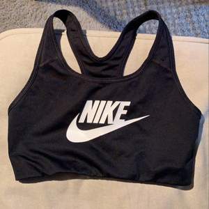 Säljer mina svarta Nike sporttop, den är i fint skick. Köparen står för frakt.❤️