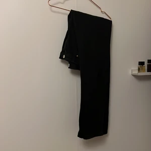 Svarta raka byxor - Svarta raka byxor från Gina