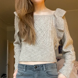 Stickad topp med volang - Säljer denna tröja använd 1 gång 