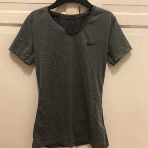 Nike träningströja  - Perfekt träningströja som aldrig är använd, väldigt stretchig!