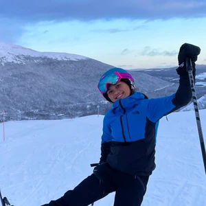 North face jacka - Säljer min absoluta favorit skidjacka från North Face då den tyvärr har blivit för liten😭 Det är en skaljacka i gortex och är verkligen den PERFEKTA skidjackan!⛷⛷💕 Skriv för fler bilder! Paketet kommer vara spårbarhet📦💕