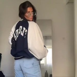 Baseball jacka från H&M - Säljer denna oroligt trendiga och populära baseballjacka från H&M som är slutsåld i alla storlekar. Endast använd fåtal gånger och ser helt ny ut. Storlek M och passar perfekt om man vill ha en mer oversize jacka nu till våren men också vintern och hösten.🥰bara att skriva till mig om du undrar något. Vid många intresserade blir det budgivning ❤️