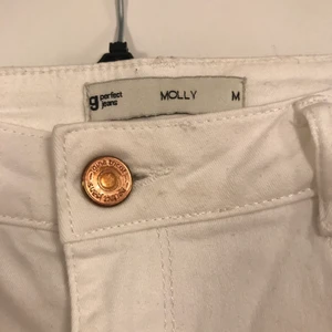 Vita Jeans från Gina Tricot. Storlek M - Oanvända jeans i storlek Medium i modell Molly.