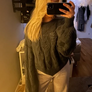 Stickad tröja - Stickad tröja från Lindex. Lite sticksig men inget man tänker på så. Storlek M❤️‍🔥❤️‍🔥❤️‍🔥