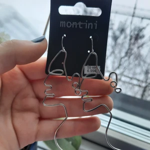 Silver örhängen  - Oanvända silverfärgad örhängen, köpta för 59:-, betalning sker via swish💕