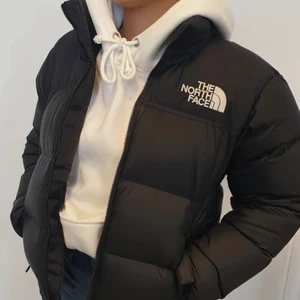 The North Face jacka XS/S - North Face jacka, i princip i nyskick. Jag köpte den på Plick men den var lite för liten för mig (jag är 165 cm). Jag står för frakten!❤️ (lägger ut igen pga oseriös köpare)