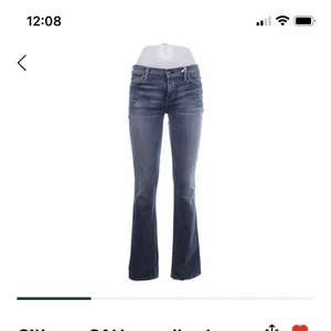 Lowrise jeans - Lågmidjade jeans från märket cityzens of humanity, köpta på sellpy! De är i mansmodell strl M men jag skulle säga att de sitter mer som en S dammodell. Säljer för att dom är för långa för mig men annars är de i fint skick☺️ skriv privat för fler bilder eller andra frågor, priset kan diskuteras!🤝