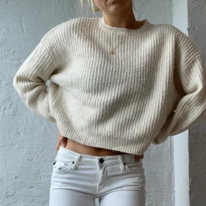 superfin stickad tröja - superfin creme-färgad stickad tröja! använd fåtal gånger, i bra skick!😇💞 jag är 170cm för referens💫