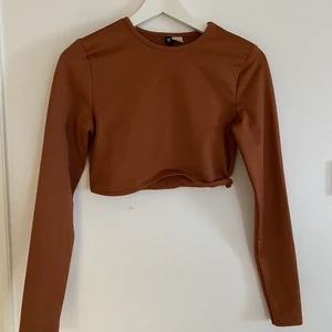 Topp från hm - Snygg croppad topp från hm som aldrig är använd