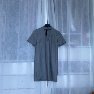 Klänning från Zara - Supersnygg klänning från Zara som har en djur urringning! Säljer då den inte kommer till användning och är lite för kort för mig (172 cm)😢 Den är svart och vid rutig (typ) 😊 Priset är exklusive eventuell frakt😊