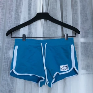 Mjukisshorts från Hollister - Ett par blåa Hollistershorts som tyvärr inte passar längre😢 Jättesköna som mjukisplagg eller som sovplagg! Storlek XS! Priset är exklusive eventuell frakt☺️