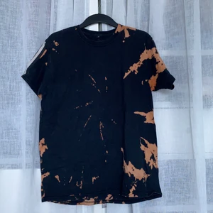 Adidas T-shirt  - Väldigt nice svart T-shirt från Adidas som har batikmönster som jag gjort själv! Är oversized och väldigt skön! Säljer då den tyvärr inte används😢 Priset är exklusive eventuell frakt😊