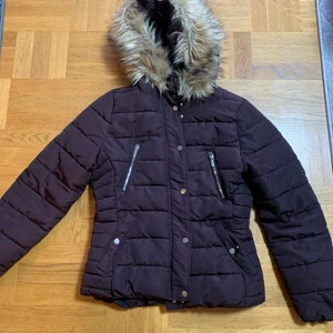 Vinter jacka  - Stl 38, färgen är rödvin och den ganska så ny har bara använt den 3-5 gånger. Det är väldigt varm och skön. Jag säljer den för att det har blivit liten för mig. 