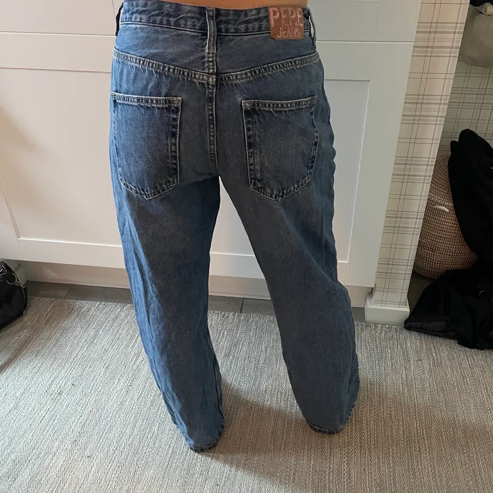 AS snygga jeans från dua lipa X Pepe!!! Så sjukt bekväma och passar till allt! Säljer endast pga dom är för små, men lagom långa för mig som är 160! . Jeans & Byxor.