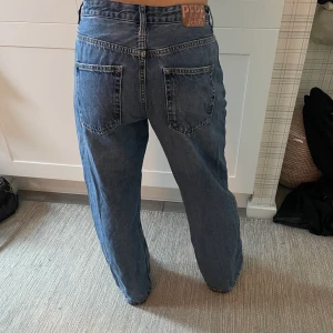 Dua lipa X Pepe Jeans - AS snygga jeans från dua lipa X Pepe!!! Så sjukt bekväma och passar till allt! Säljer endast pga dom är för små, men lagom långa för mig som är 160! 