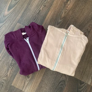 Två stycken huvtröjor - Fina plagg andvända någon gång. Säljer dom tillsammans. Storlekarna stämmer, inte små eller stora. Säljer dom pågrund av att dom blivit för små. Den lila är i storlek 146-152. Den rosa är i storlek 150.