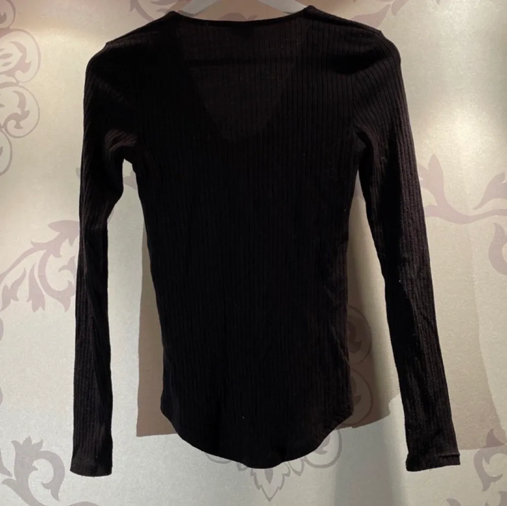 Fin tröja från Gina Tricot strl S. Bra skick, använd ett fåtal gånger. Säljes pga att den inte används längre :) . Toppar.