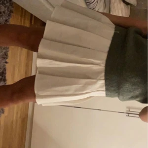 Vit tenniskjol - Vit tenniskjol med en liten dragkedja där bak för att göra så att den sitter. Passar bra till både sommar å vinter. Säljer för att den inte kommer till användning 